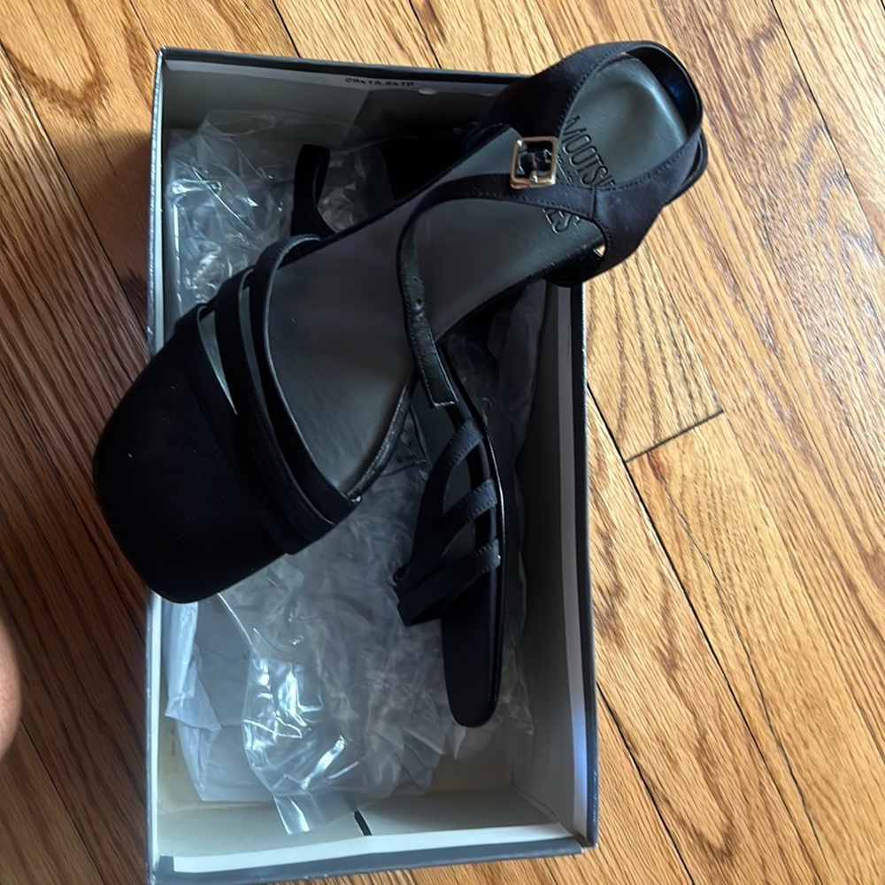 NEW Black strappy fabric and leather sole size 7 sandals